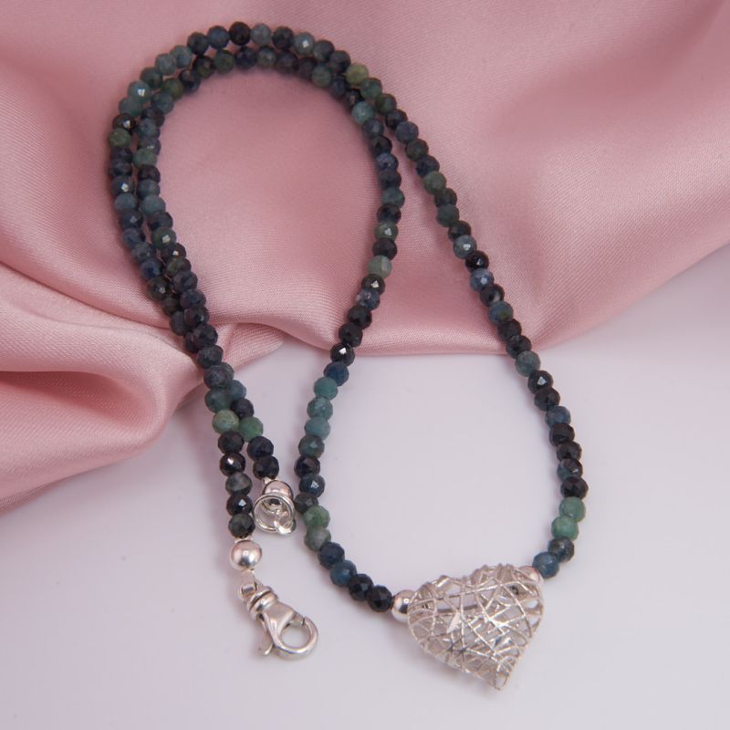 Preview: Filigranes Silberherz als Mittelpunkt der facettierten Turmalinkette – eleganter Schmuck für Alltag oder Festtag.